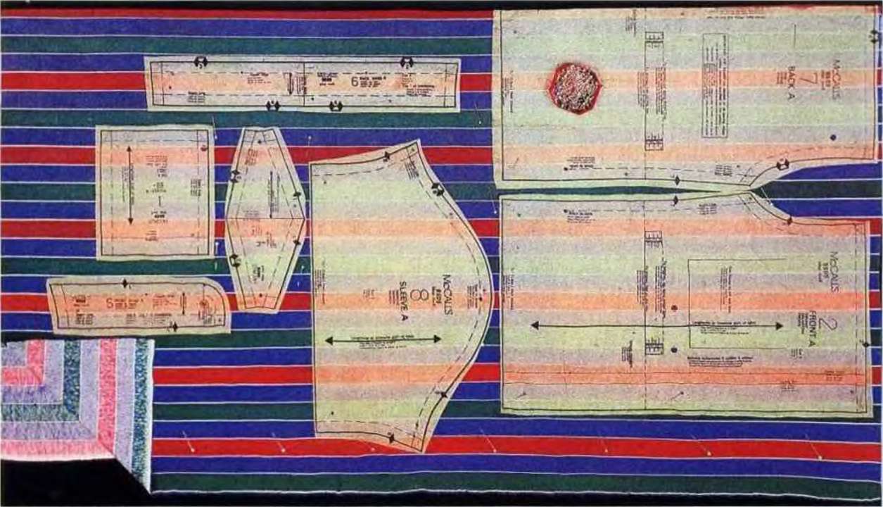 Раскрой клетки. Раскладка лекал на ткани. Раскрой ткани в полоску. Раскладка деталей на раскрой изделия. Раскладка лекал брюк на ткани в клетку.