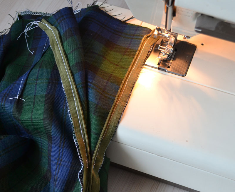 Втачивание потайной молнии в юбку. Потайной замок на платье. Замок потайной молнии. Вшивание потайной молнии. Пришивание потайной молнии.