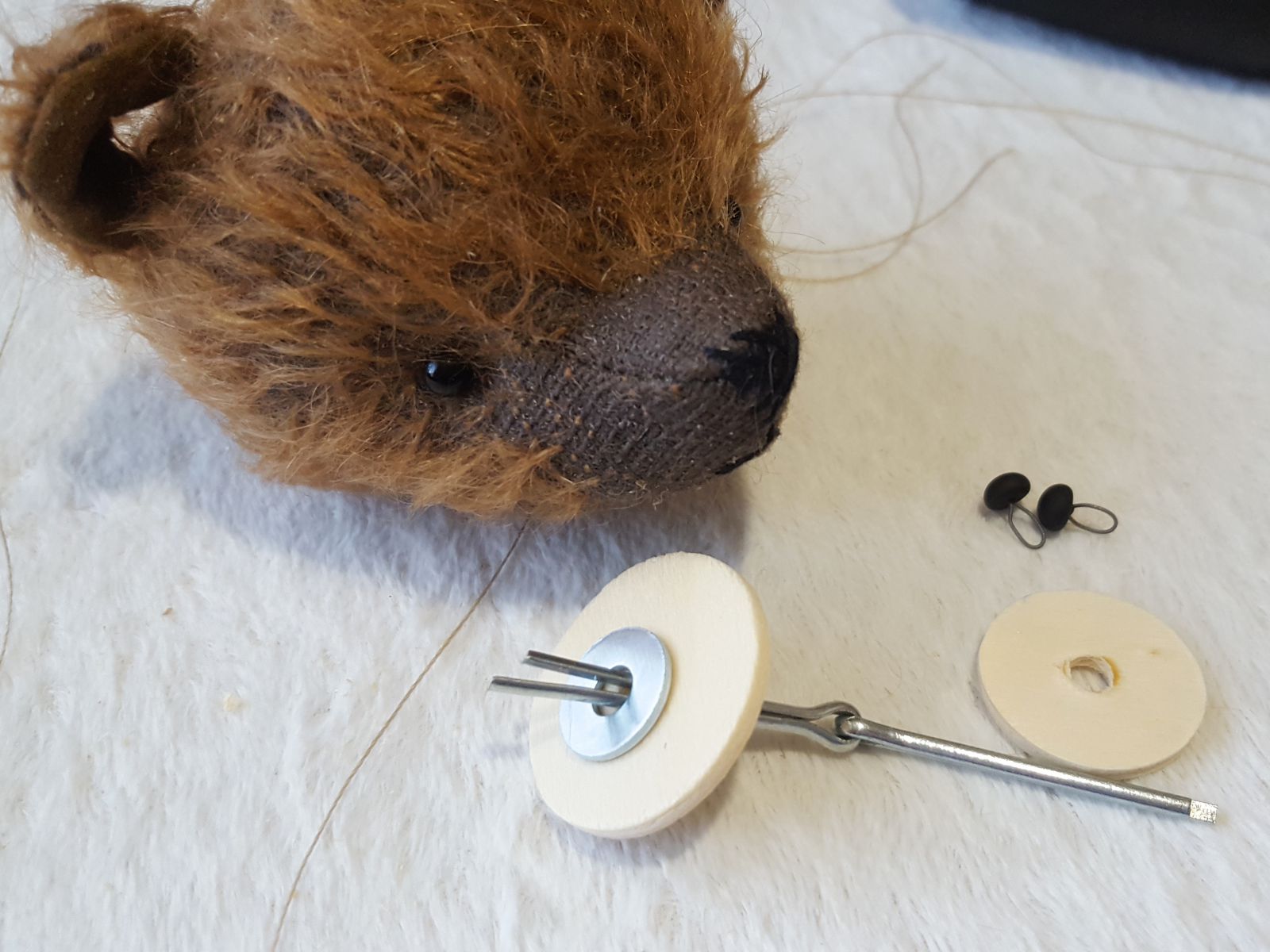 Утяжка мордочки мишки. Как оживить мягкую игрушку. Валяные игрушки. Выщипать мягкую игрушку. Производство мягких игрушек.