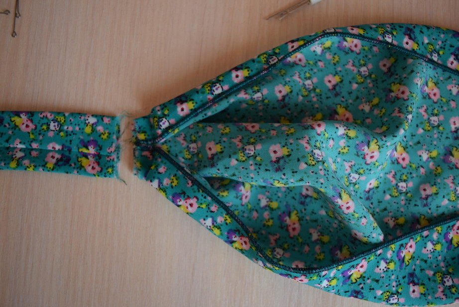 Косынка на резинке для девочки выкройка. Косынка для девочки на резинке. Косынка шитье для девочек на резинке. Пошив косынки на резинке для девочки. Сшить повязку на резинке.