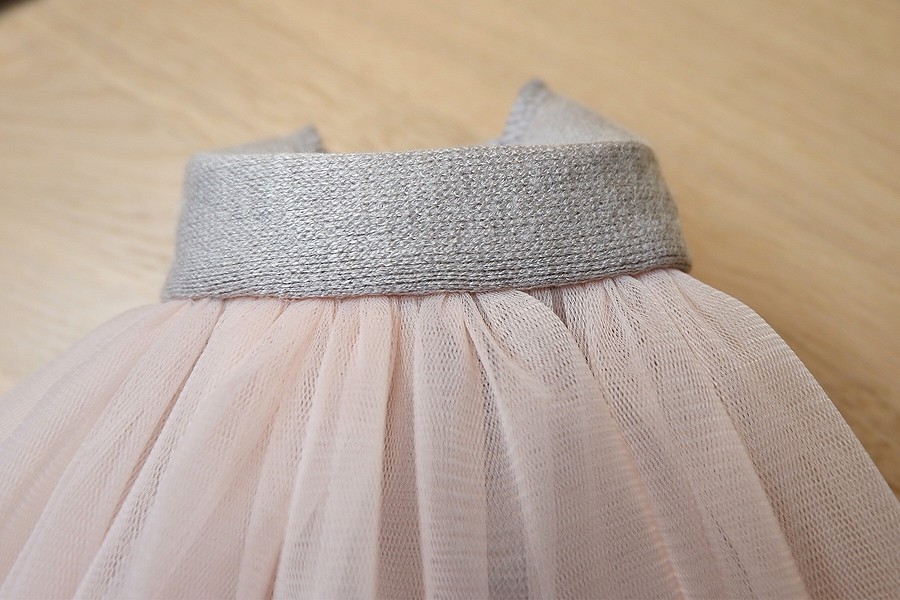 Балетная пачка со складками. Фатиновый шлейф на платье. Резинки принцессы в пышной юбке. Рукава из фатина. Платье из органзы для девочки.